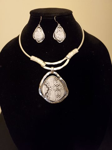 Silver Choker with Snake Print Pendant Set